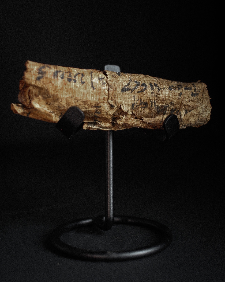 Rouleau de papyrus à écriture démotique sur support, datant de la fin de la période ptolémaïque