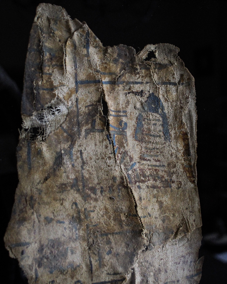 Fragment de cartonnage égyptien de la Basse Époque (664-332 av. J.-C.) sous vitrine-photo-2