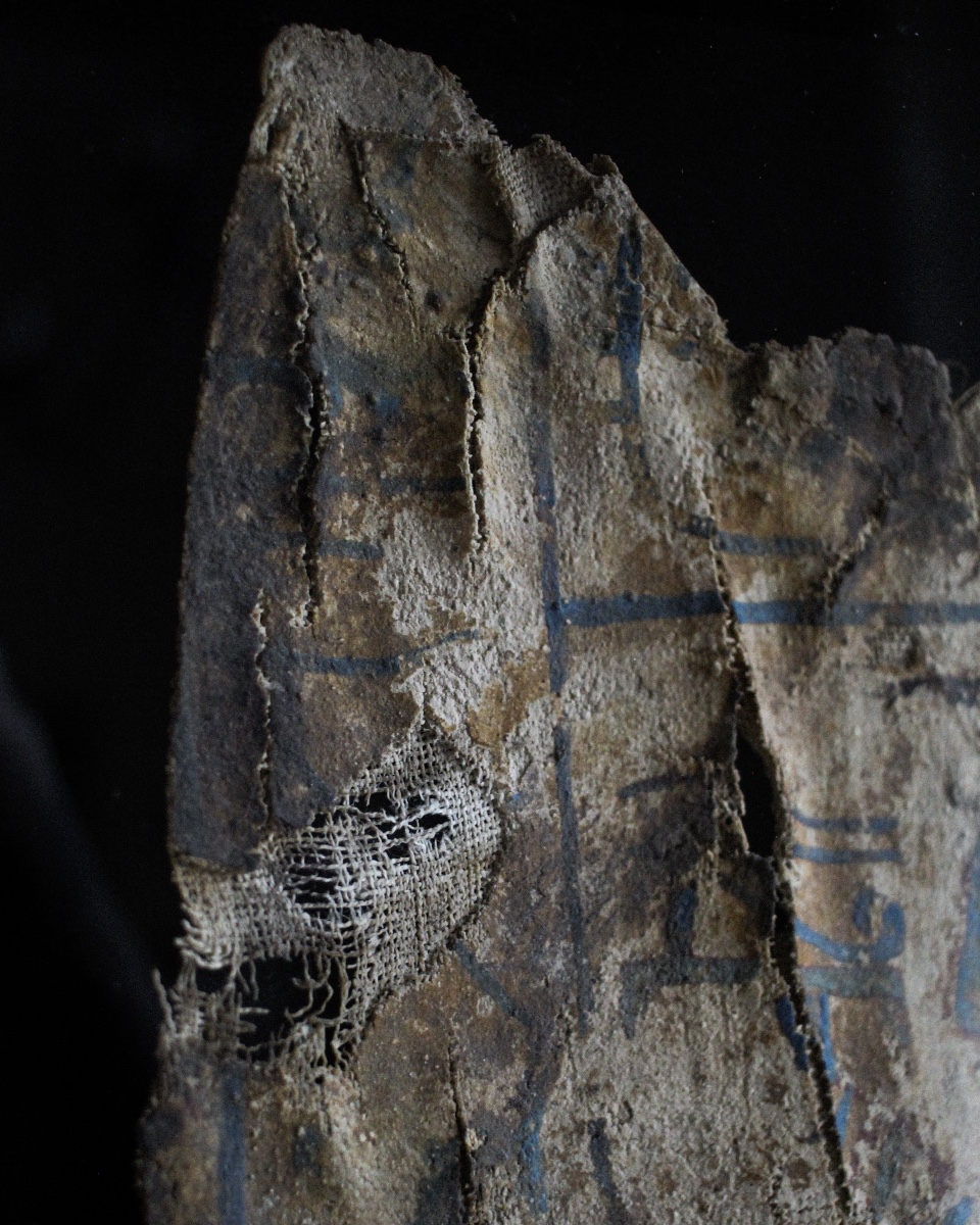 Fragment de cartonnage égyptien de la Basse Époque (664-332 av. J.-C.) sous vitrine-photo-3
