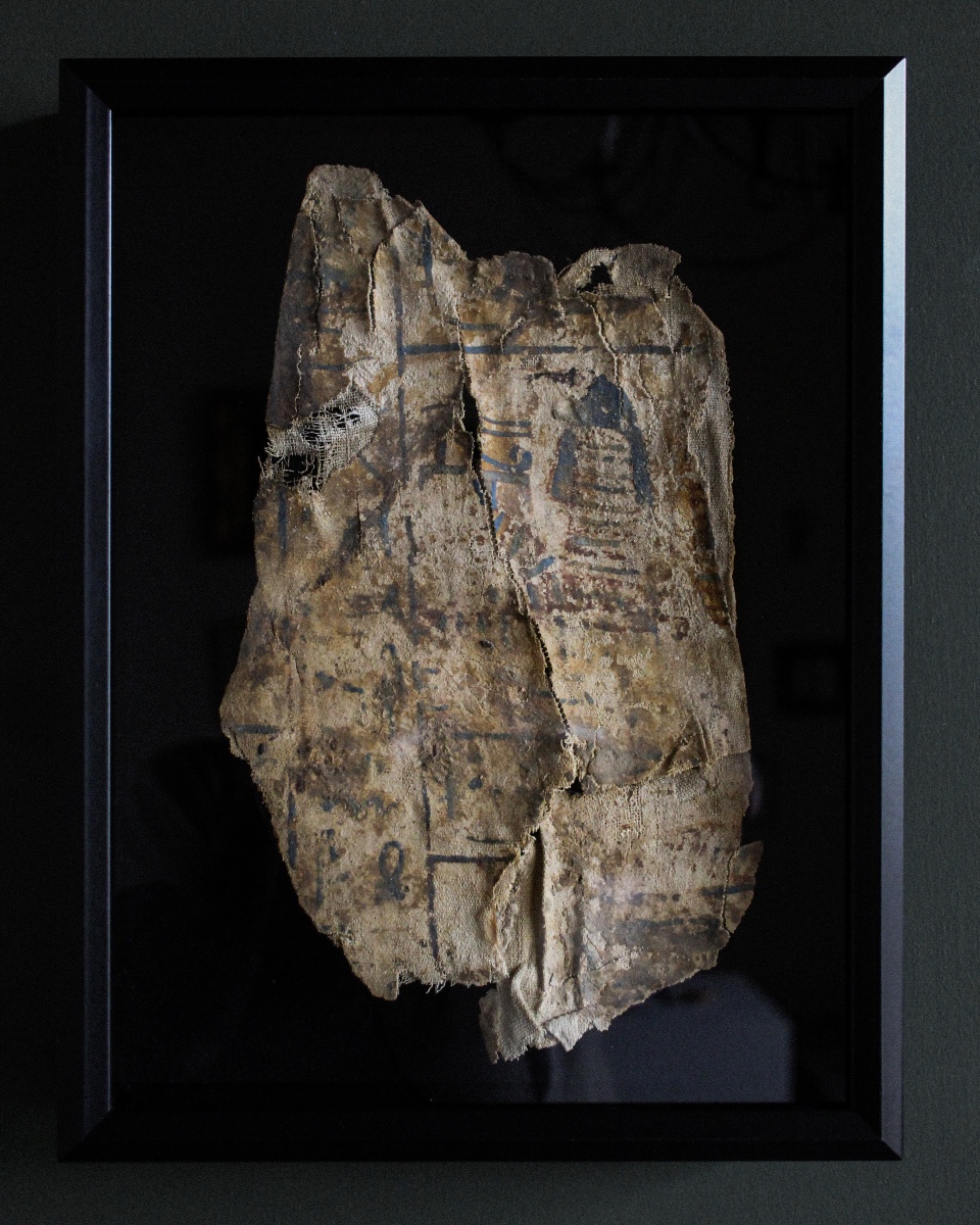 Fragment de cartonnage égyptien de la Basse Époque (664-332 av. J.-C.) sous vitrine-photo-4