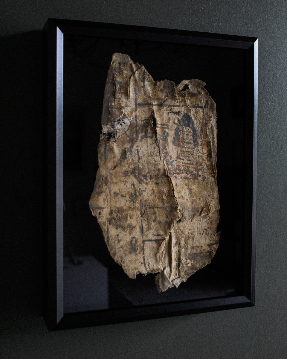 Fragment de cartonnage égyptien de la Basse Époque (664-332 av. J.-C.) sous vitrine
