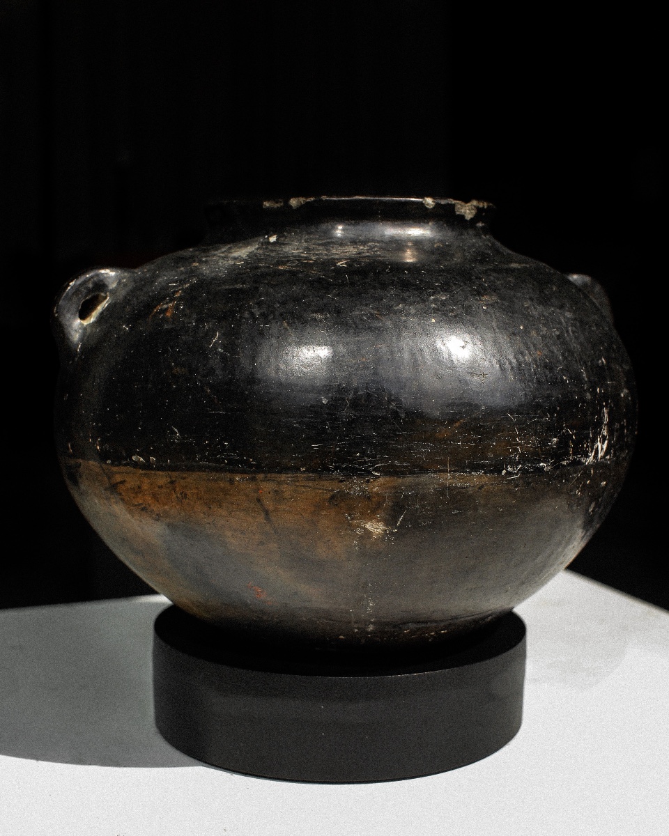 Large Black Attic Earthenware Vessel With Double Handle-photo-2