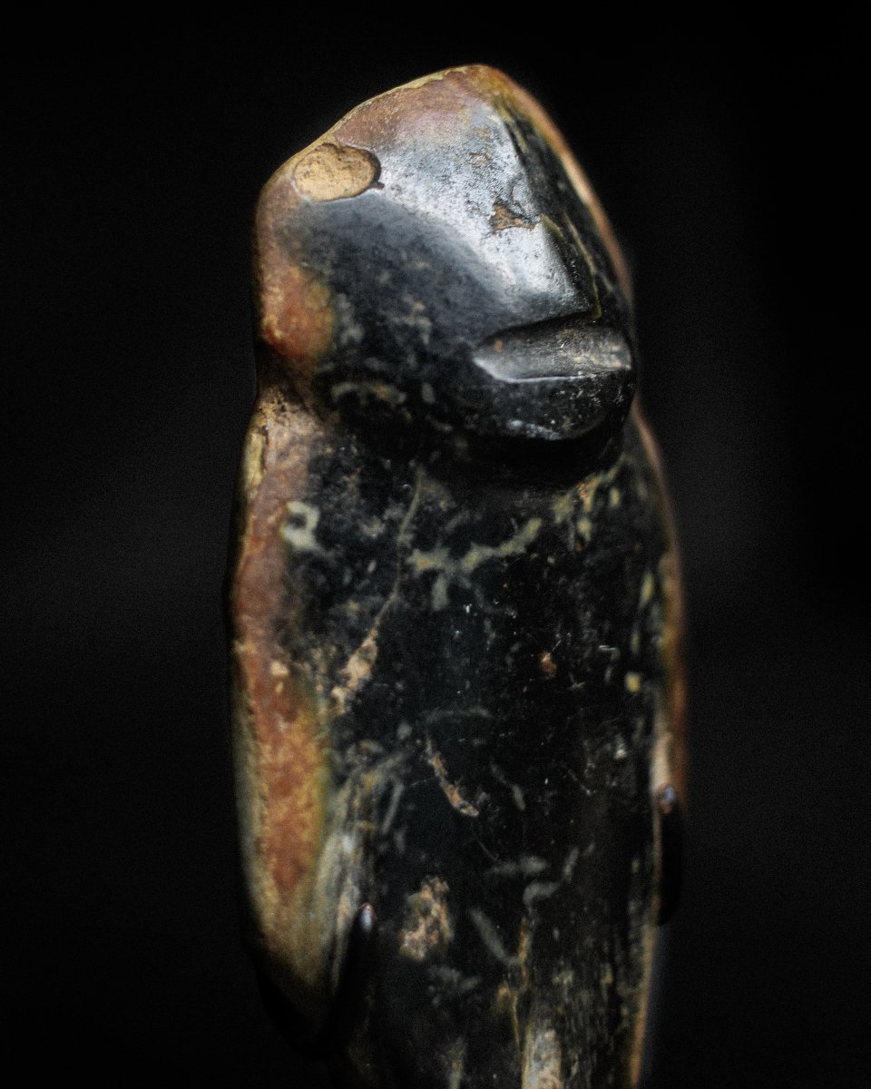 Figurine Mezcala en jade noir et orange sur socle-photo-2