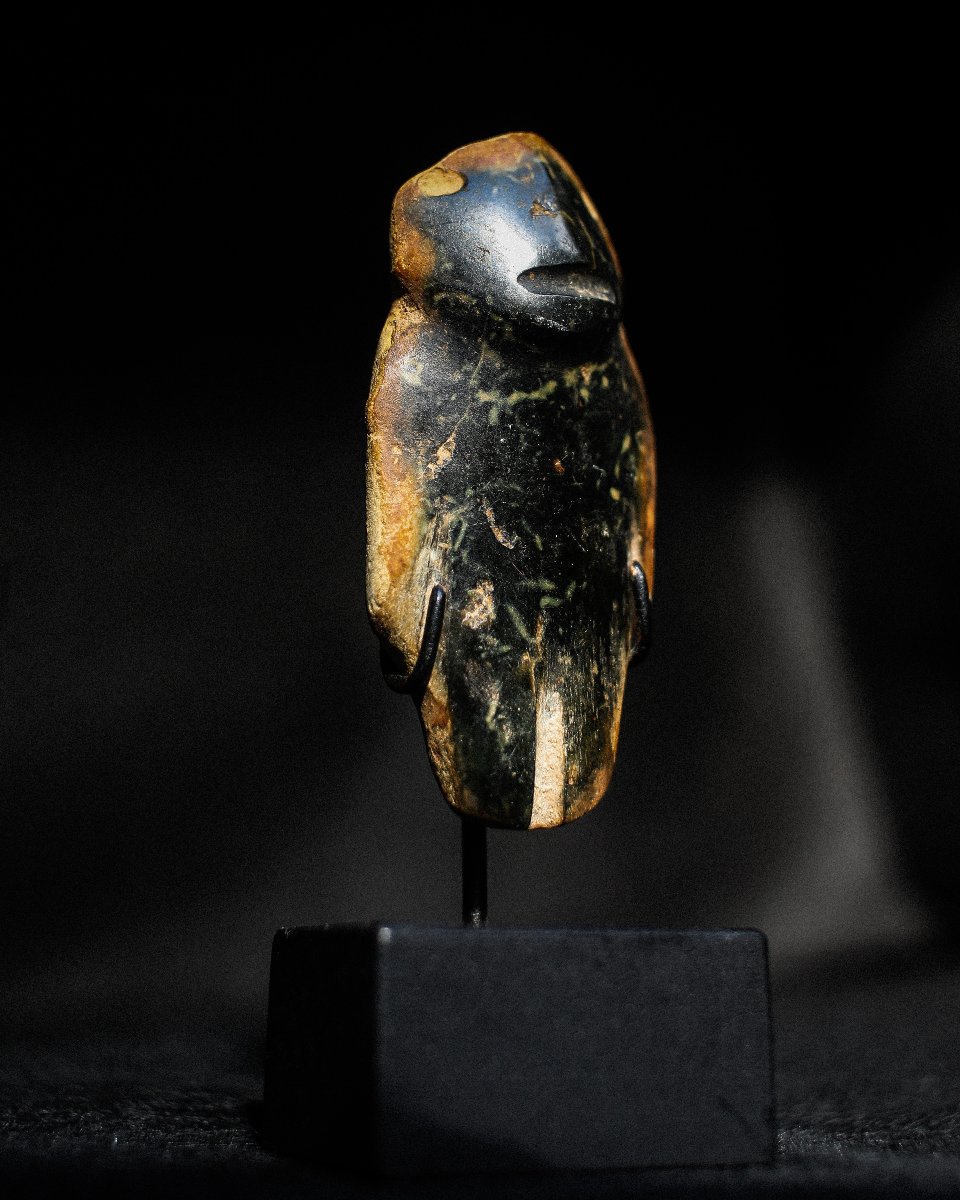 Figurine Mezcala en jade noir et orange sur socle-photo-1