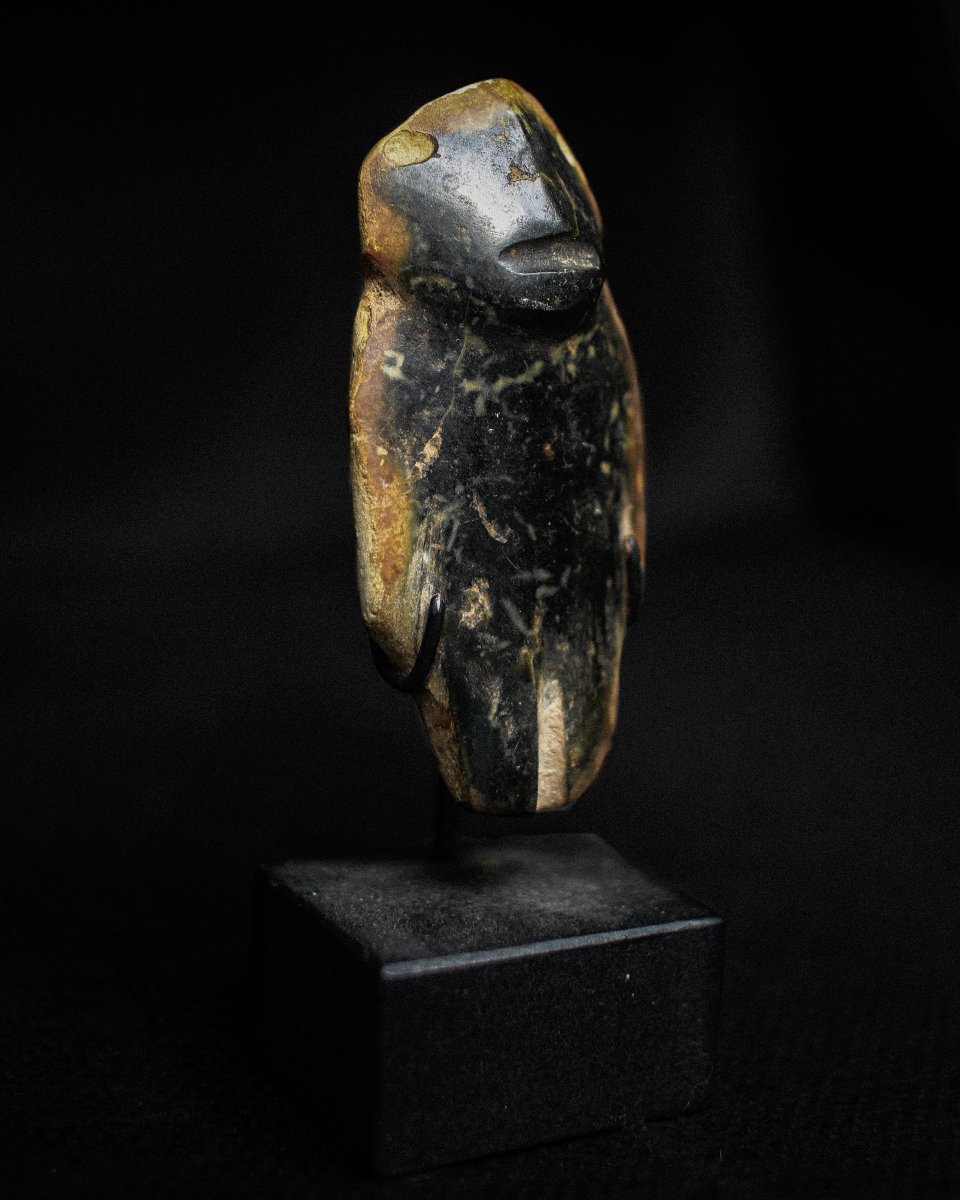 Figurine Mezcala en jade noir et orange sur socle