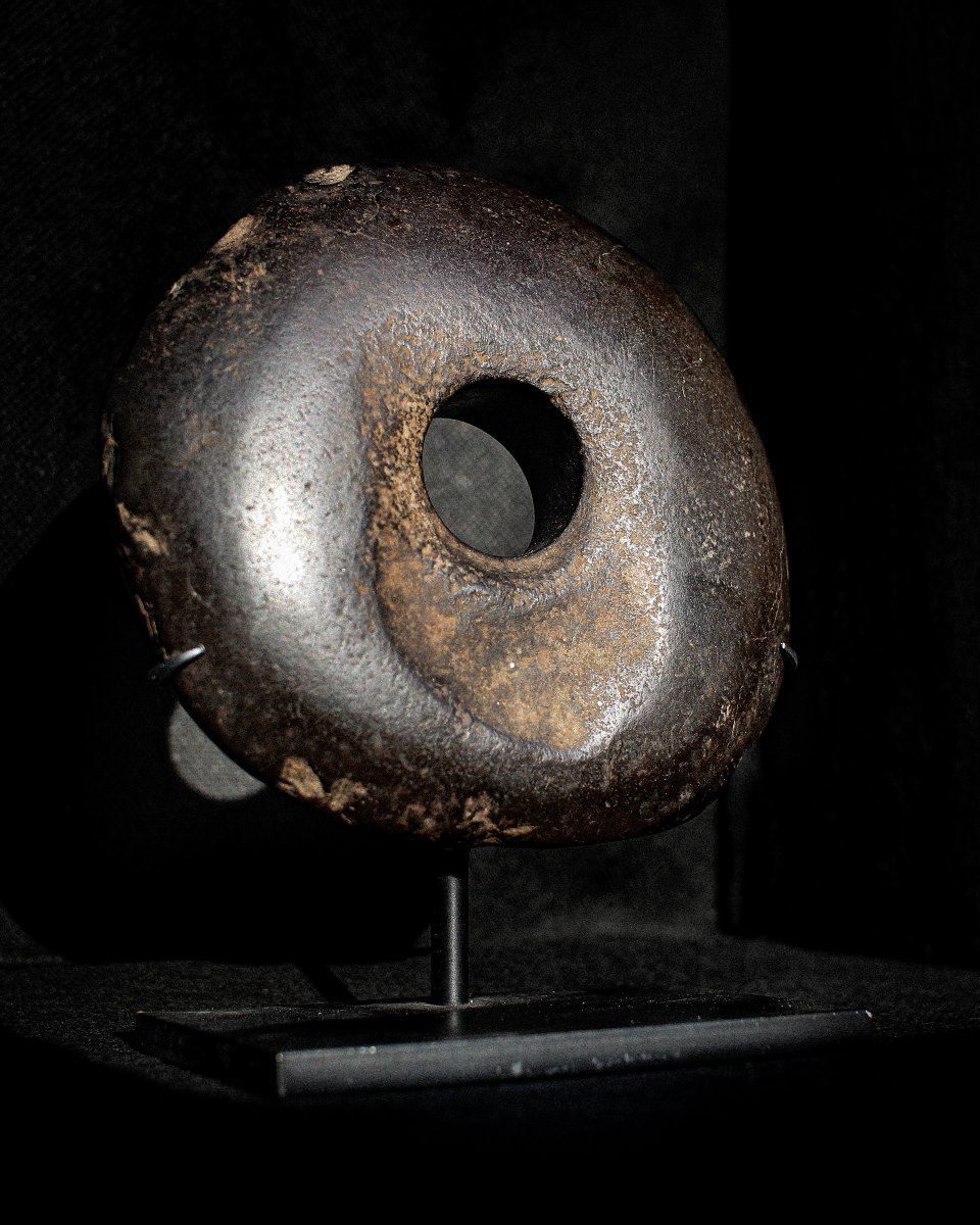 Stone Club Head Or Disc-shaped Club Head On A Base-photo-3