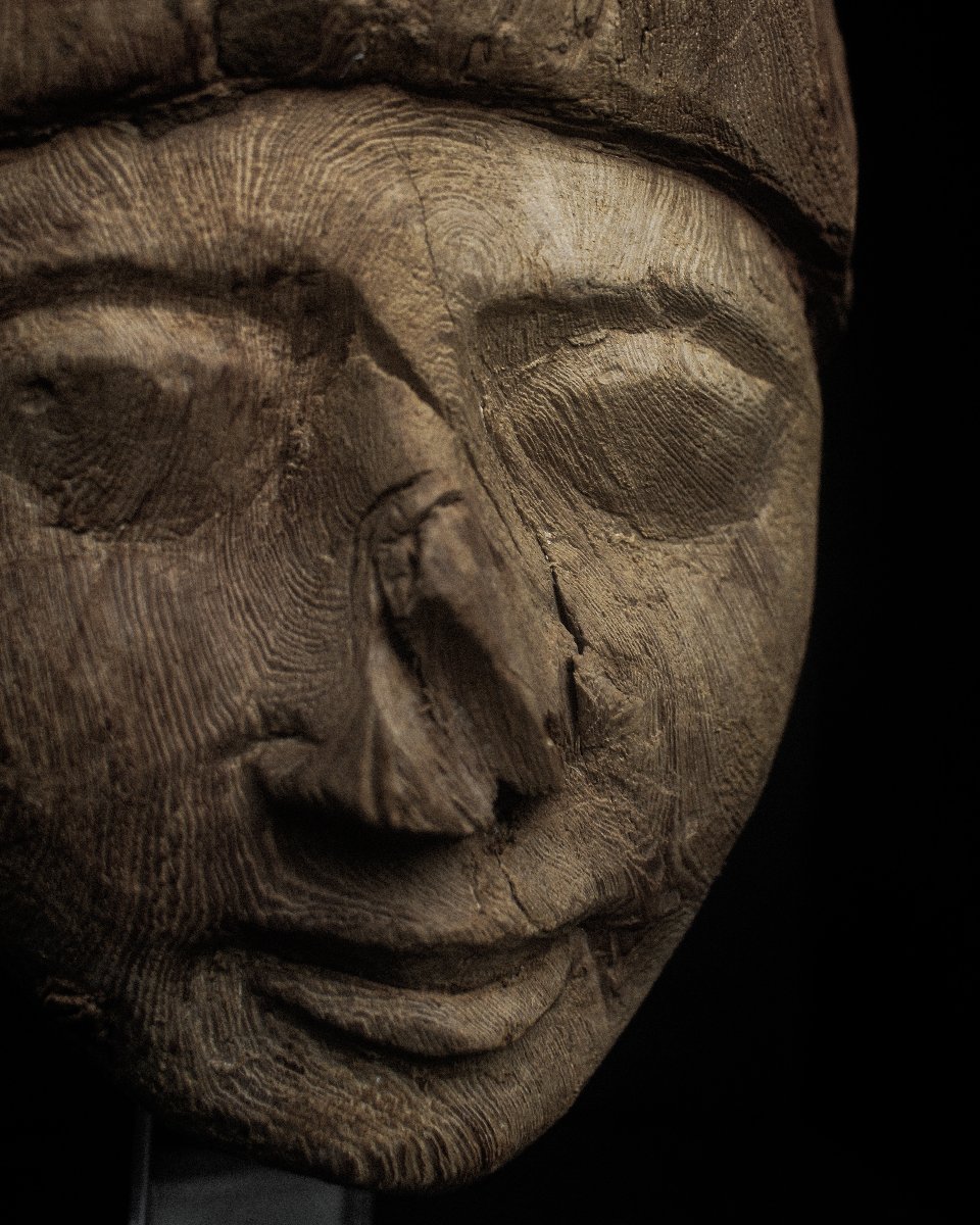 Masque sarcophage en bois sur support, Basse Époque (664-332 av. J.-C.).-photo-1