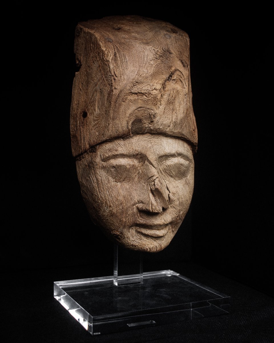Masque sarcophage en bois sur support, Basse Époque (664-332 av. J.-C.).