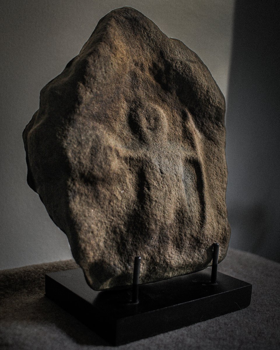 Bas-relief en pierre romano-celtique représentant Cocidius avec bouclier et lance, sur socle