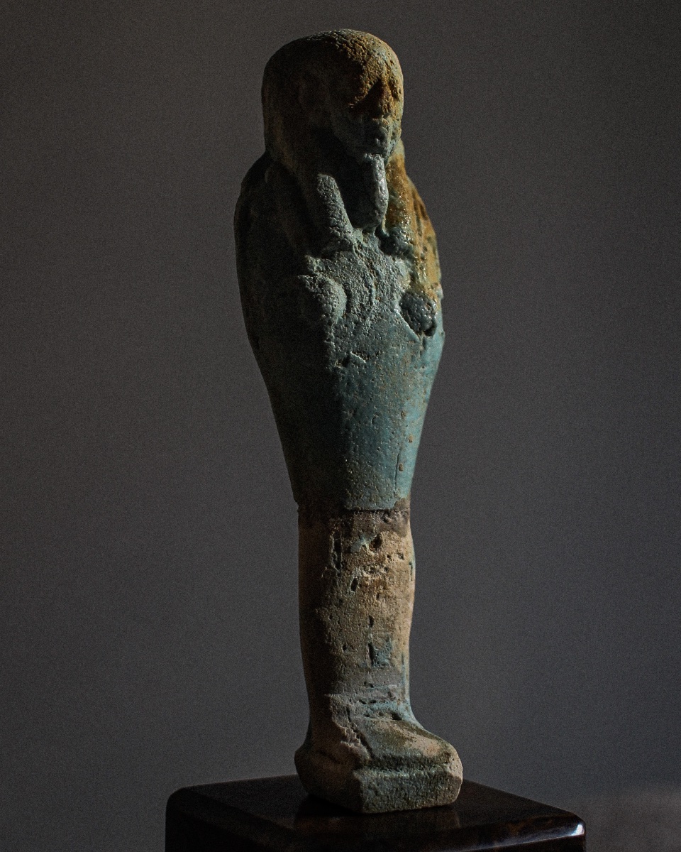 Ouchebti en faïence de la Basse Époque sur socle-photo-2