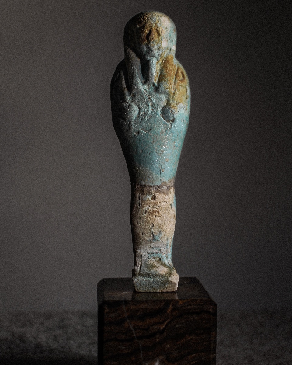 Ouchebti en faïence de la Basse Époque sur socle-photo-3