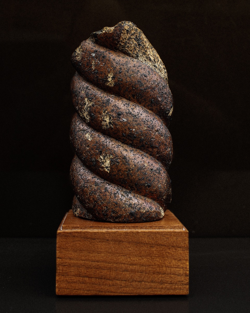 Fragment de colonne en basalte oxydé du XVIe siècle sur socle-photo-4