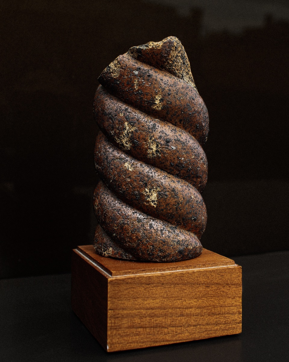 Fragment de colonne en basalte oxydé du XVIe siècle sur socle