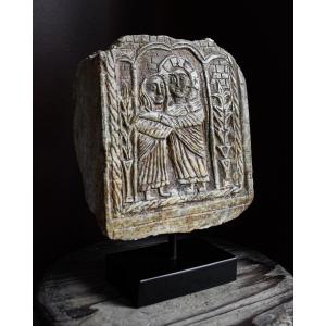 Représentation de la Visitation en marbre italien du XIIe siècle sur socle