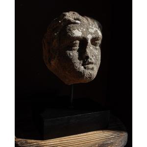 Tête en pierre Tudor du XVIe siècle sur socle