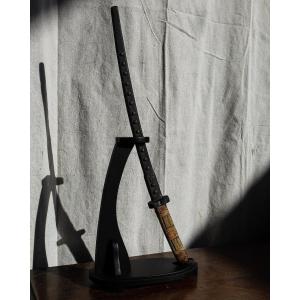 Casque Kabutowari de l'époque d'Edo, présenté sur son support