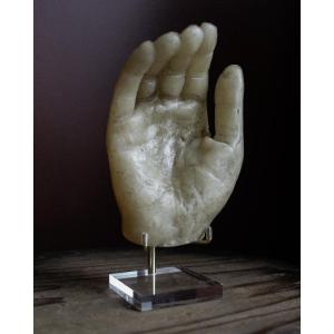 Main commémorative post-mortem en cire sur support