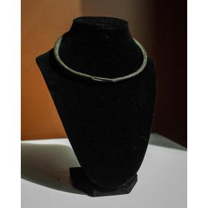 Torque celtique en bronze sur présentoir