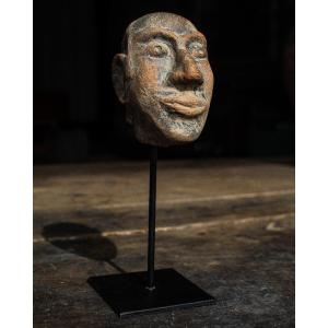 Tête grotesque de comique en terre cuite, romaine et égyptienne, sur socle