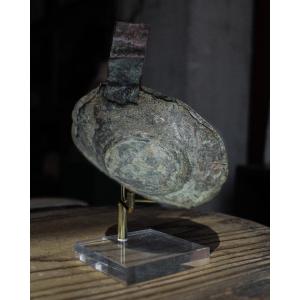 Louche en bronze continentale de la fin du Moyen Âge sur support