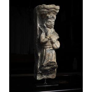 Corbeau en grès roman du nord de l'Espagne représentant un musicien