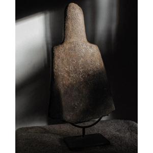Lame Toki monumentale néolithique en grauwacke avec manche sur support