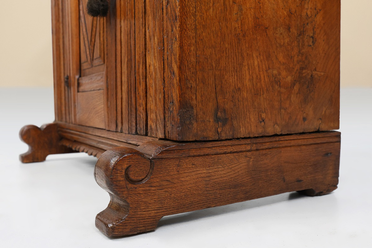Armoire Belge à Une Porte Sculptée à La Main Du XVIe Siècle En Chêne Massif-photo-4