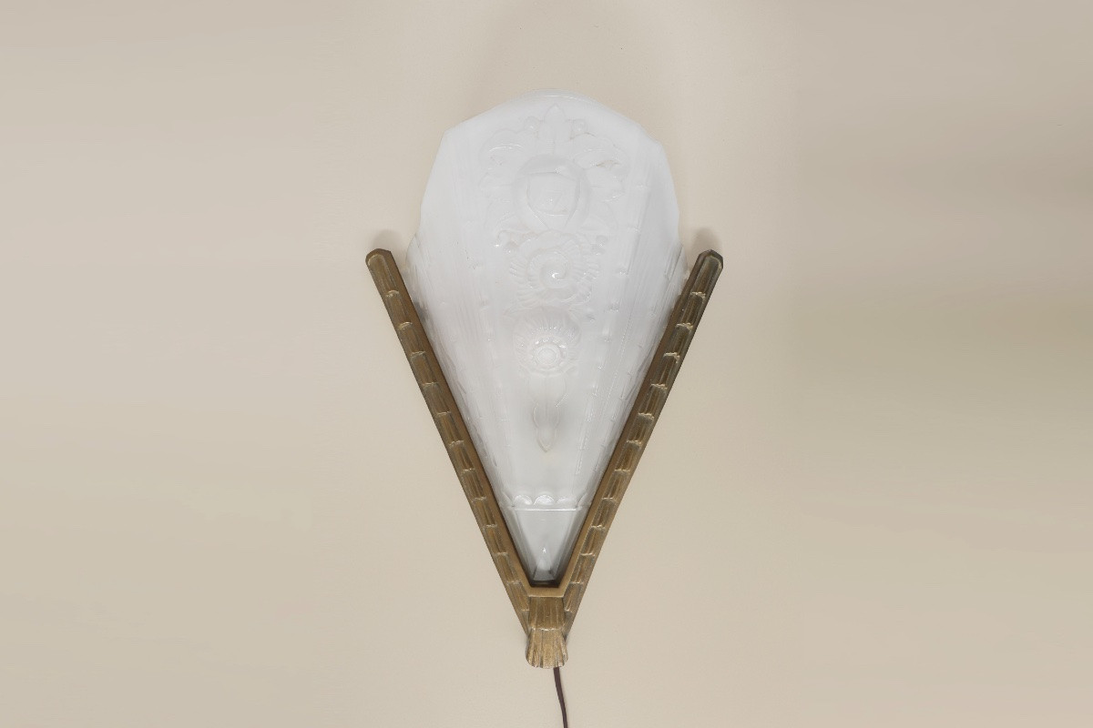 French Art Deco Wall Sconce With Frosted Pressed Molded Glass Shade, 1920s-photo-4