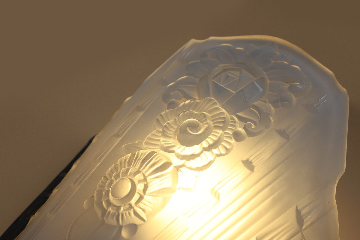 French Art Deco Wall Sconce With Frosted Pressed Molded Glass Shade, 1920s-photo-1