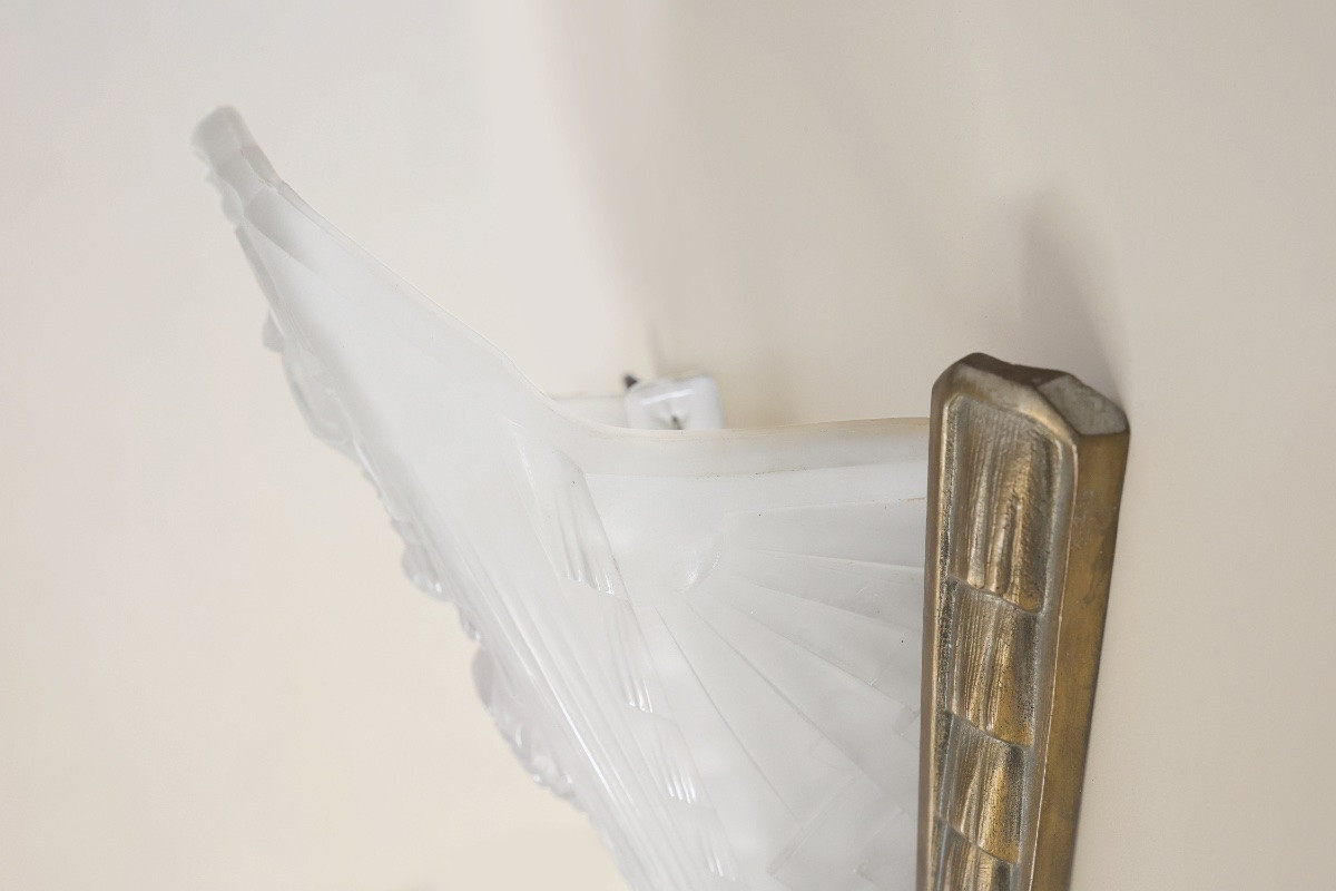 French Art Deco Wall Sconce With Frosted Pressed Molded Glass Shade, 1920s-photo-8