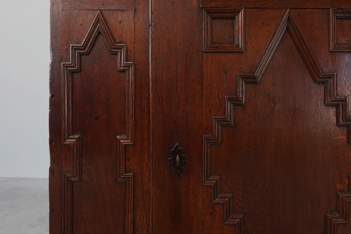 Armoire Ancienne Française En Chêne Sculpté à La Main Du XVIe Siècle-photo-1