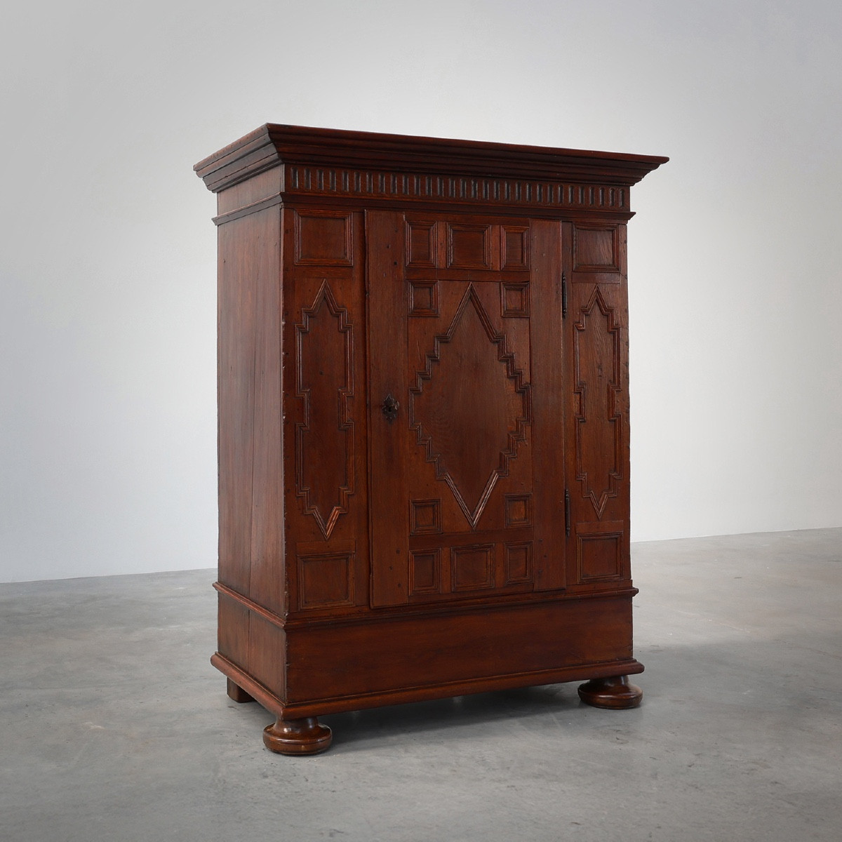 Armoire Ancienne Française En Chêne Sculpté à La Main Du XVIe Siècle