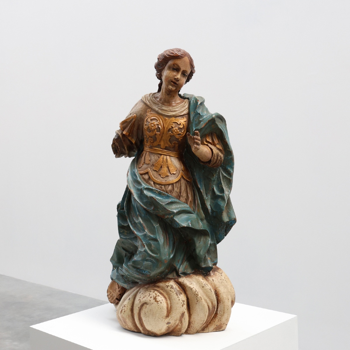 Statue Religieuse Française Du XVIIIe Siècle De La Vierge Marie Sur Un Nuage