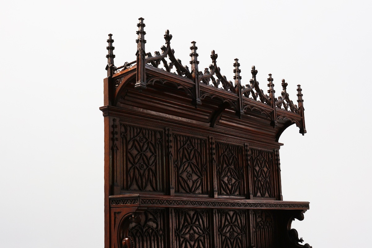Rare grande armoire néogothique en chêne sculpté à la main du début du XIXe siècle-photo-2