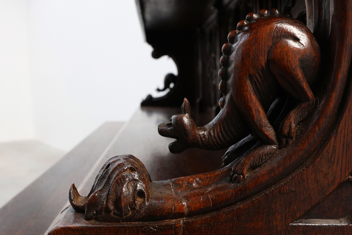Rare grande armoire néogothique en chêne sculpté à la main du début du XIXe siècle-photo-4