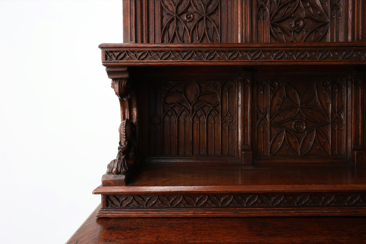 Rare grande armoire néogothique en chêne sculpté à la main du début du XIXe siècle-photo-1