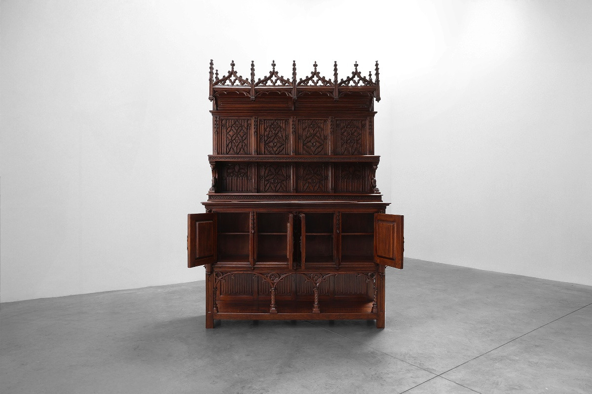 Rare grande armoire néogothique en chêne sculpté à la main du début du XIXe siècle-photo-2