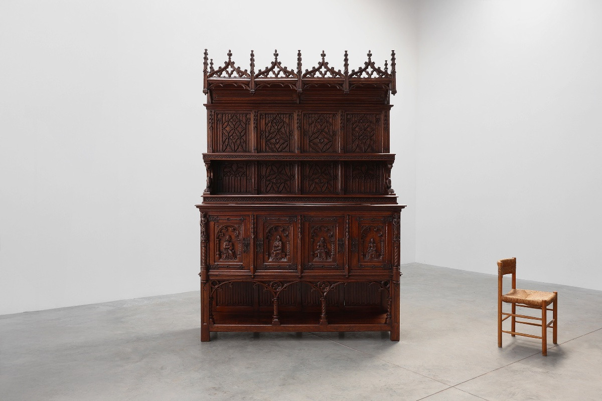 Rare grande armoire néogothique en chêne sculpté à la main du début du XIXe siècle-photo-4