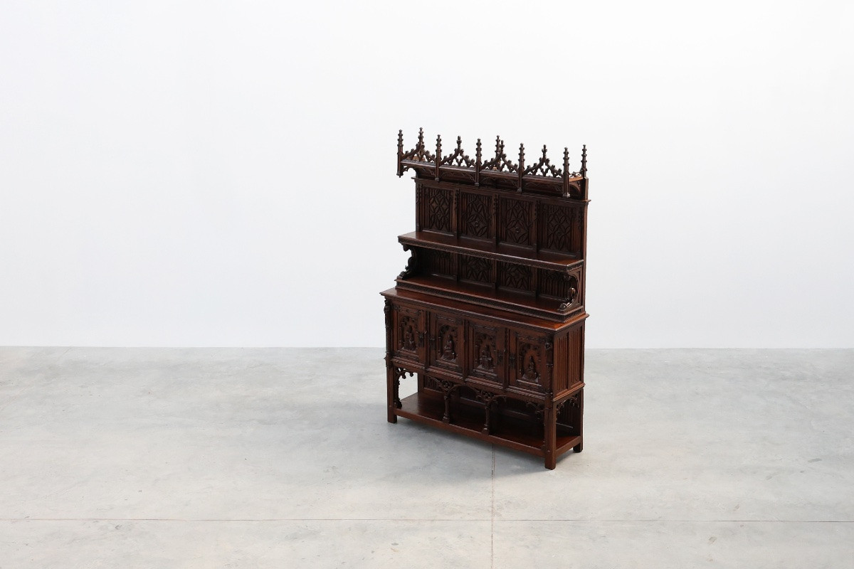 Rare grande armoire néogothique en chêne sculpté à la main du début du XIXe siècle-photo-5