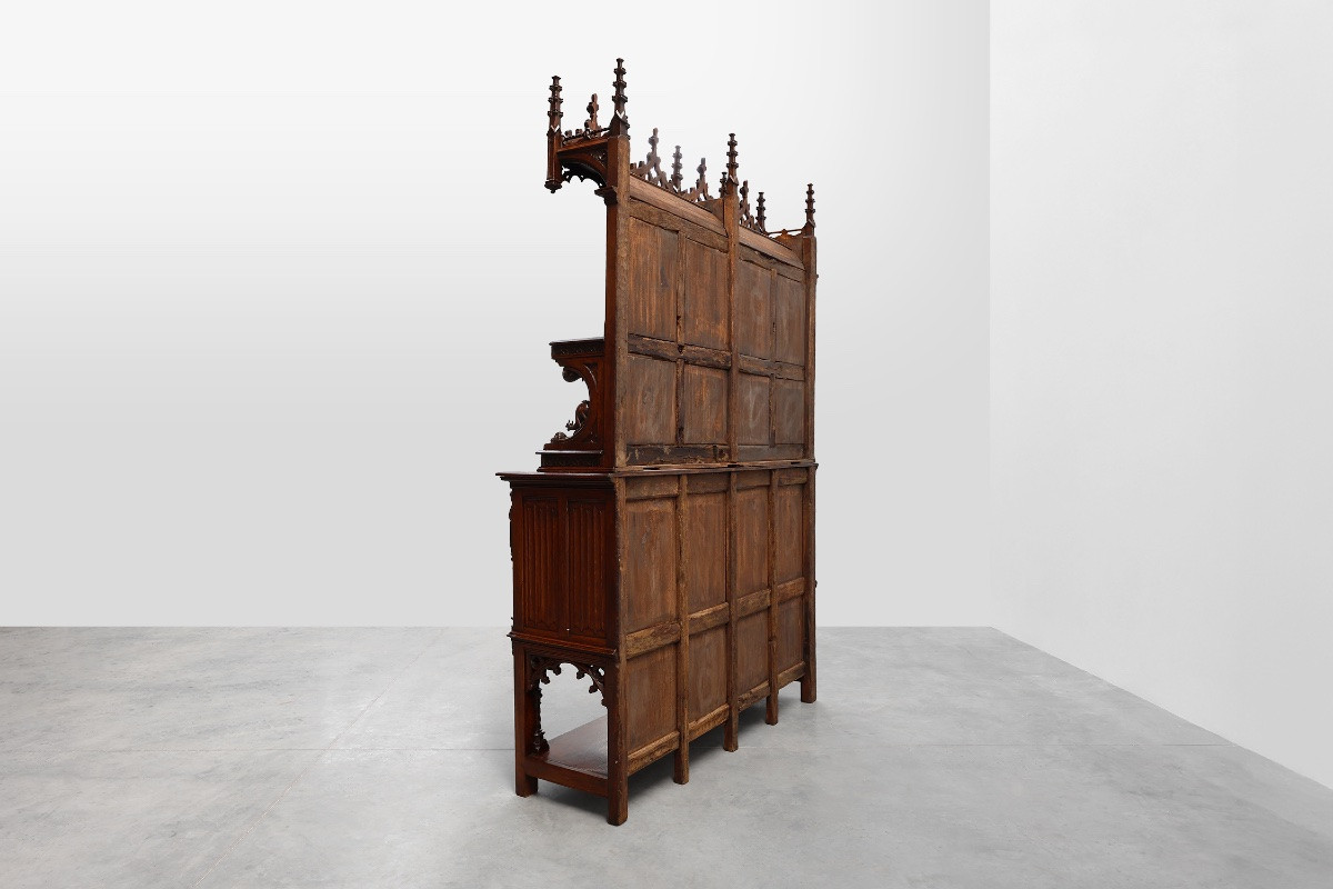 Rare grande armoire néogothique en chêne sculpté à la main du début du XIXe siècle-photo-6