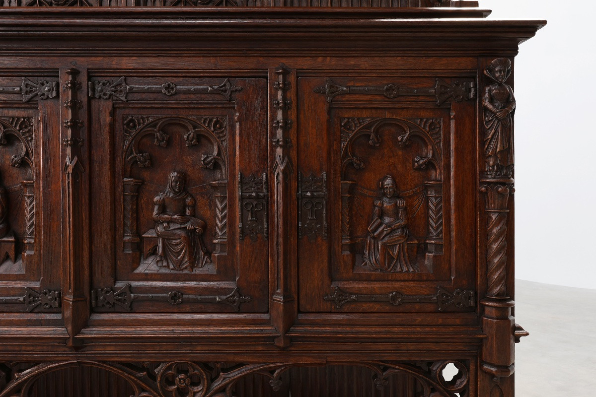 Rare grande armoire néogothique en chêne sculpté à la main du début du XIXe siècle-photo-7