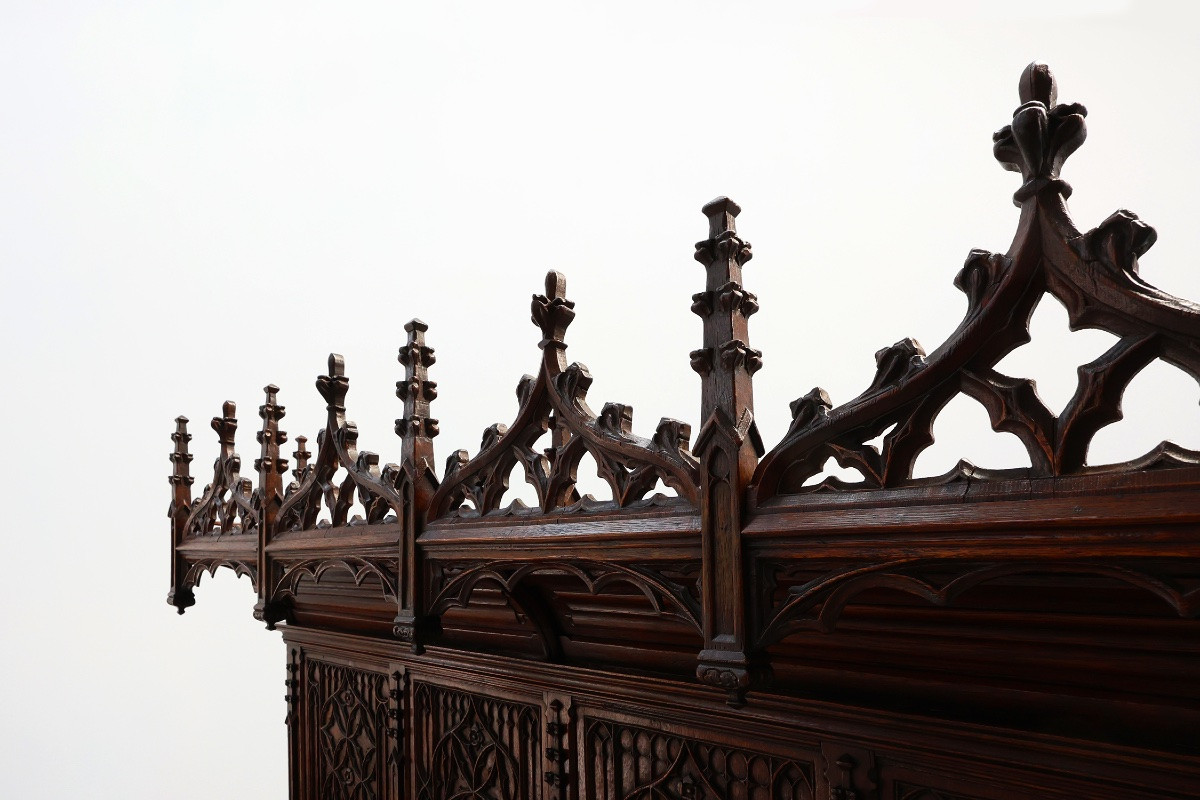 Rare grande armoire néogothique en chêne sculpté à la main du début du XIXe siècle-photo-8
