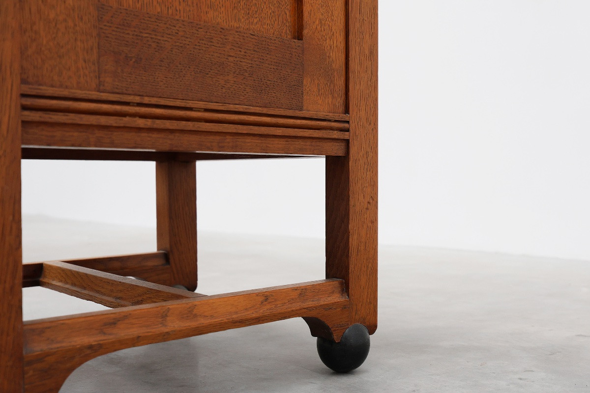 Rare paire de l'Art Nouveau, tables de nuit avec des plaquette de cuivre par Geo Verbanck, dans-photo-7
