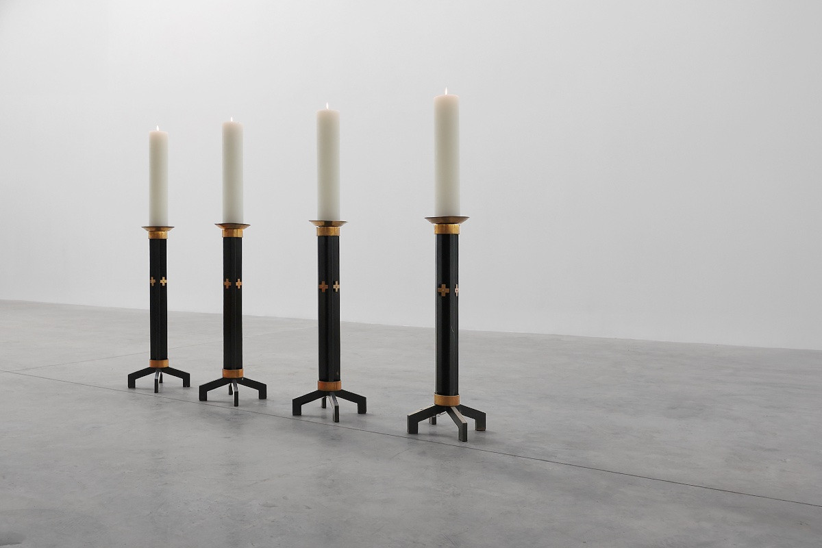 Rare ensemble de 4 très grands chandeliers d'église en métal noir et cuivre, années 1960-photo-1