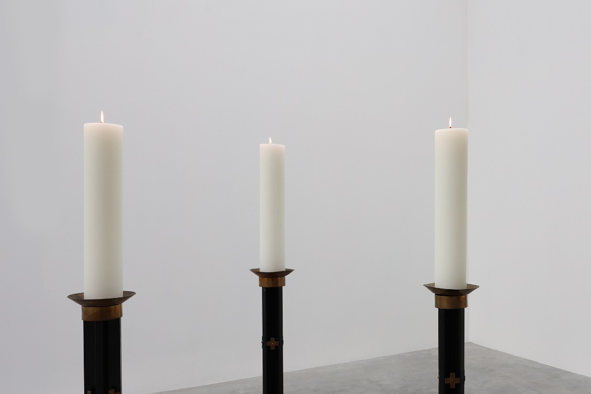 Rare ensemble de 4 très grands chandeliers d'église en métal noir et cuivre, années 1960-photo-2