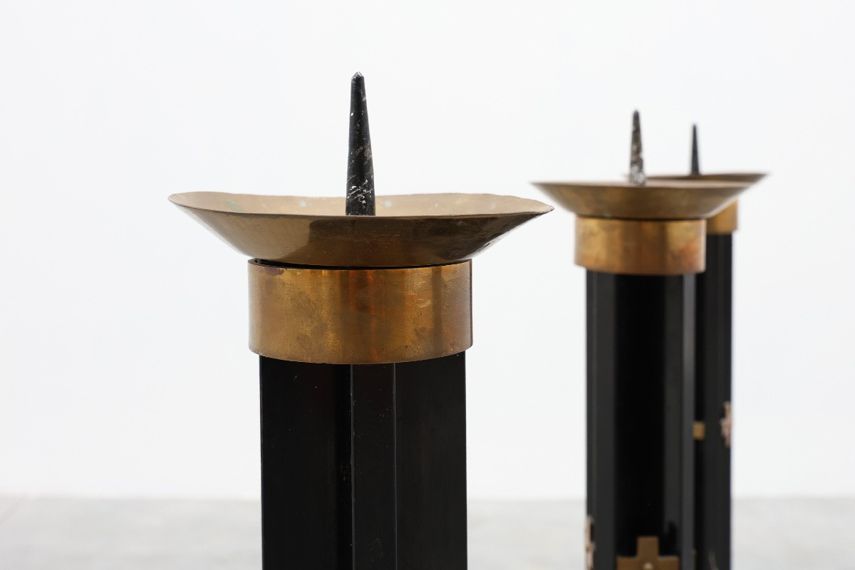 Rare ensemble de 4 très grands chandeliers d'église en métal noir et cuivre, années 1960-photo-3