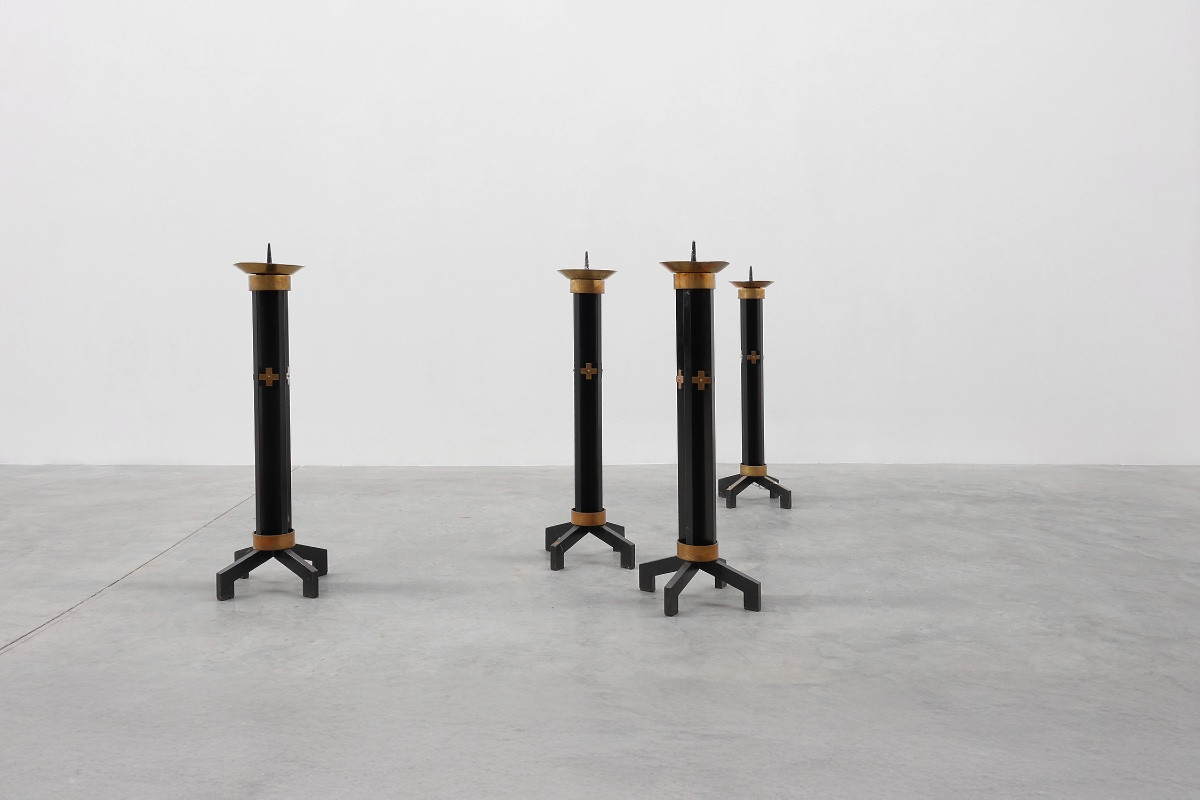 Rare ensemble de 4 très grands chandeliers d'église en métal noir et cuivre, années 1960-photo-5