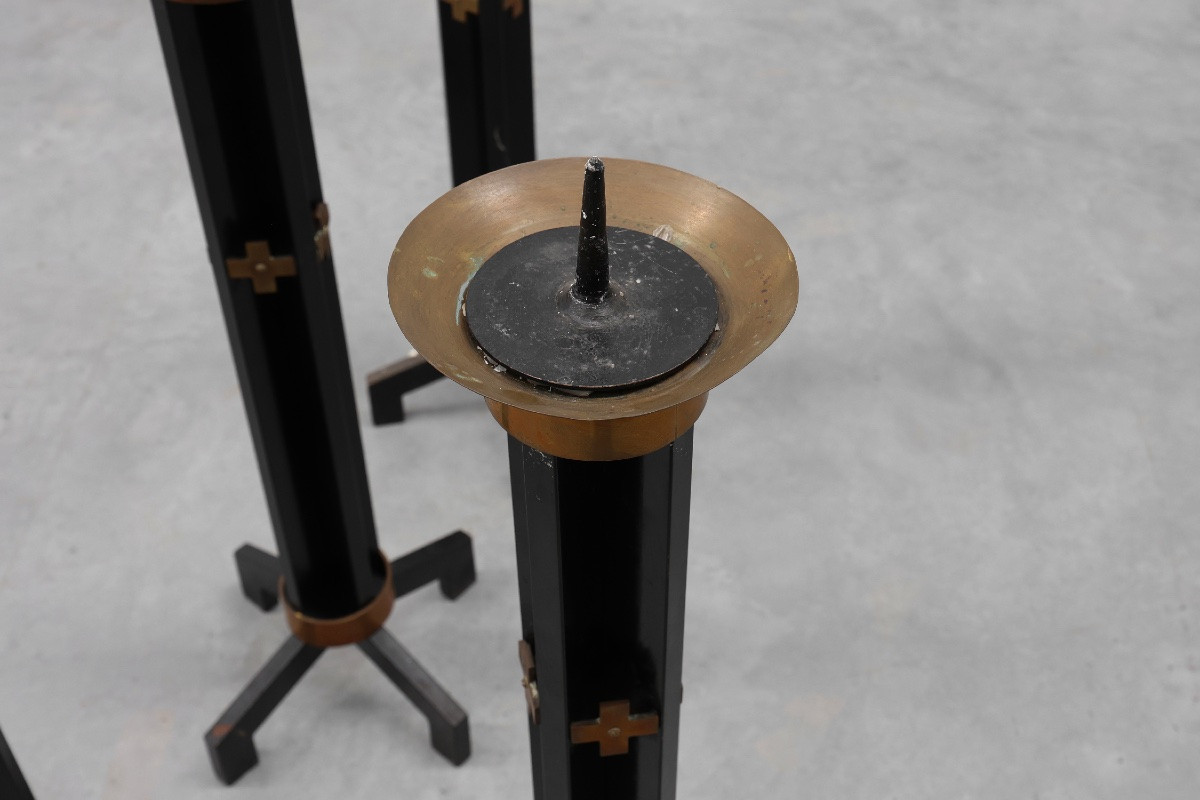 Rare ensemble de 4 très grands chandeliers d'église en métal noir et cuivre, années 1960-photo-7