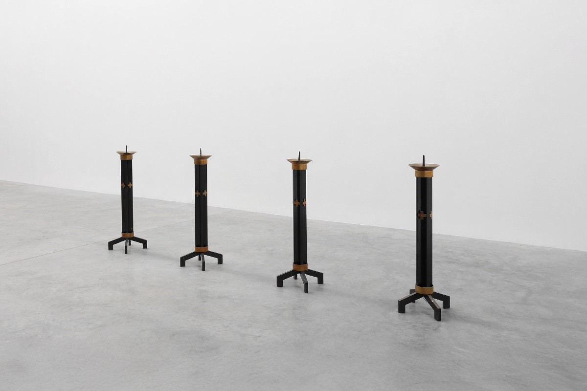 Rare ensemble de 4 très grands chandeliers d'église en métal noir et cuivre, années 1960-photo-8