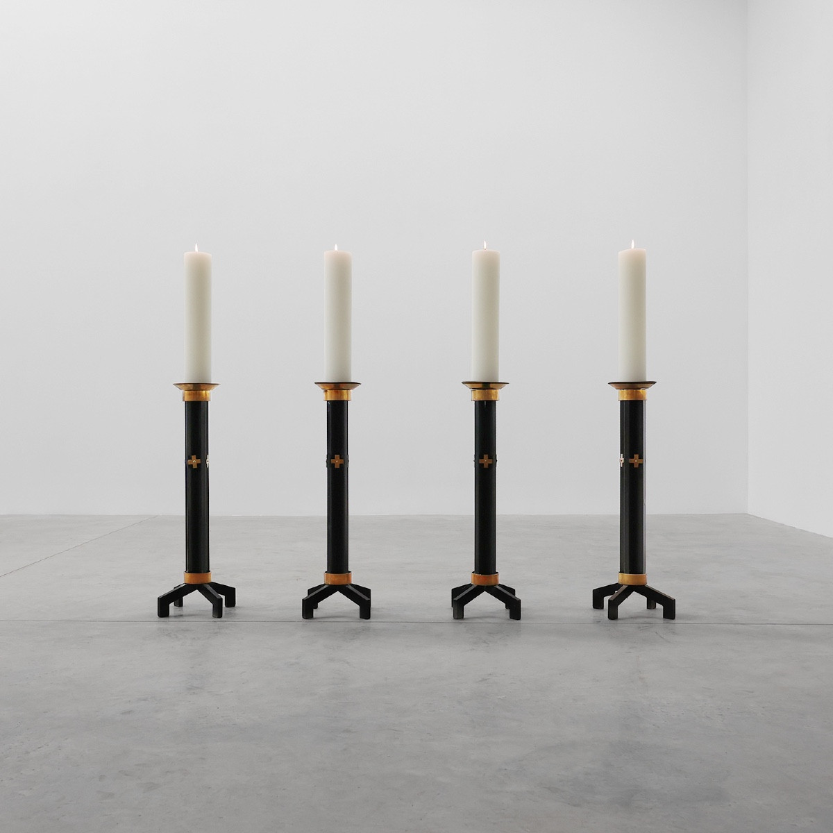 Rare ensemble de 4 très grands chandeliers d'église en métal noir et cuivre, années 1960